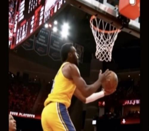 父子連線！詹姆斯轉(zhuǎn)發(fā)昨日G3助攻布朗尼空接上籃慢放畫面