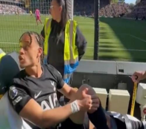 當場回懟！狼隊球迷辱罵重傷離場的西蒙斯，后者躺著回罵Fkyou