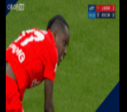 熊繼政鏟球吃到黃牌，場邊熱身的海港球員不滿，艾堃來到場邊交流