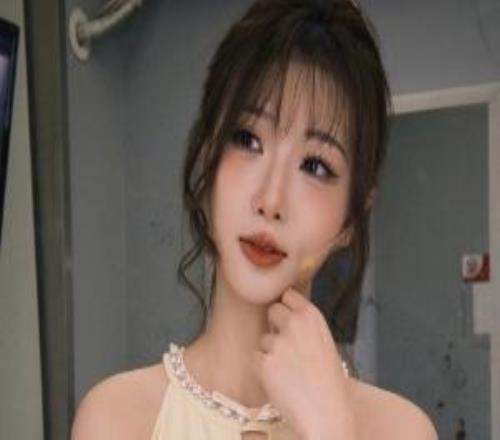 寶寶別哭！美女主持阿芙曬照：蛋黃長裙妖嬈面龐惹人憐愛