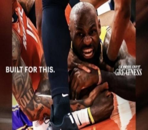 奮不顧身！湖人官推曬詹姆斯G3加時(shí)賽倒地拼搶照：傾其所有