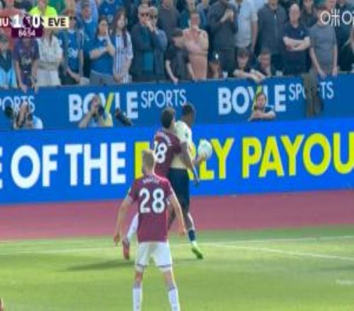 熱刺哭暈！西漢姆球員禁區(qū)用手撥球逃過點球，主裁甚至判罰門球！