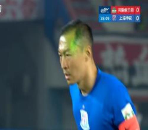 無視干擾！吳曦主罰點球時被激光筆照射，但還是穩(wěn)穩(wěn)命中