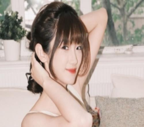 LPL主持人夏安曬照：不知不覺就暖和起來咯