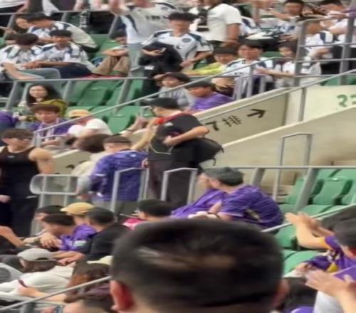 離譜！記者曬視頻：有山東球迷進(jìn)入津門虎球迷區(qū)，被轟走后還挑釁