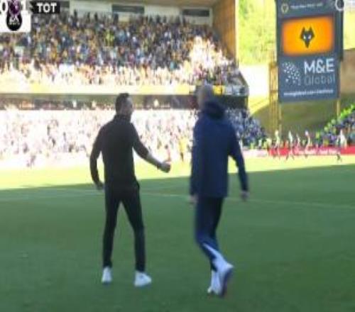 保級關鍵三分！終場哨響后，德澤爾比與一眾熱刺球員激情慶祝