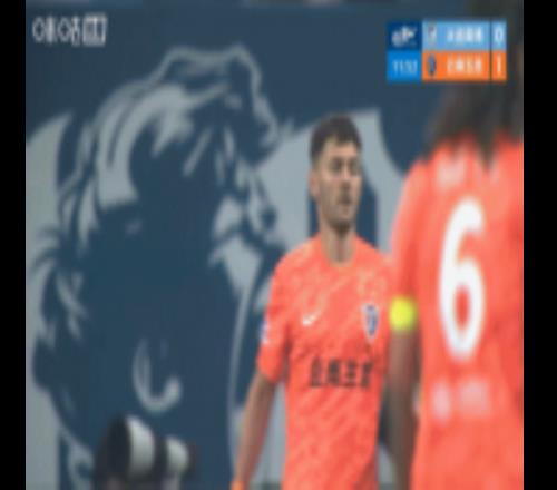 玉昆20領(lǐng)先英博！奧斯卡接葉楚貴傳球，門(mén)前倒地混戰(zhàn)破門(mén)