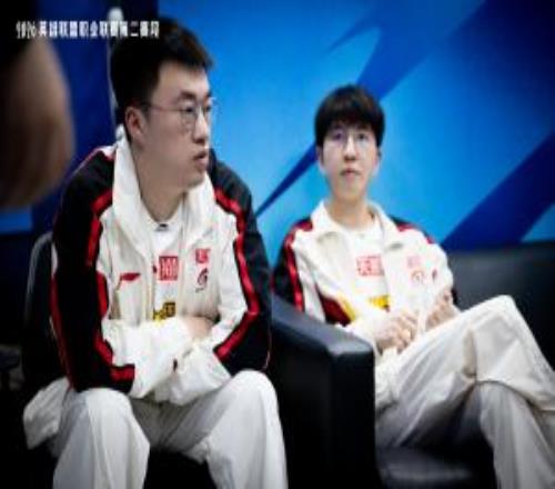 能別玩這英雄了么Xiaohu近兩把妖姬全被對(duì)手中單打出超大差距