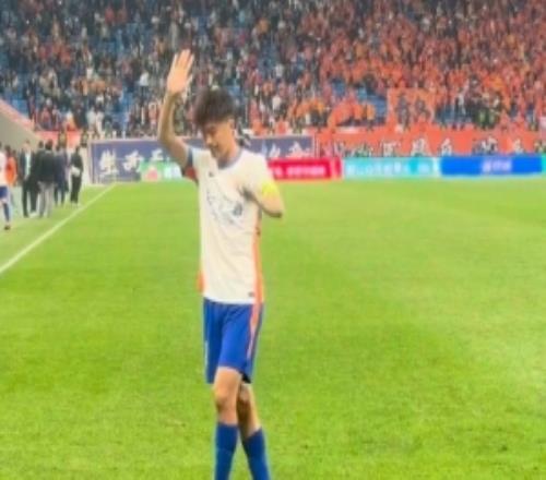 泰山队赛后谢场低头沉默，刘洋接受完采访后独自向球迷致歉