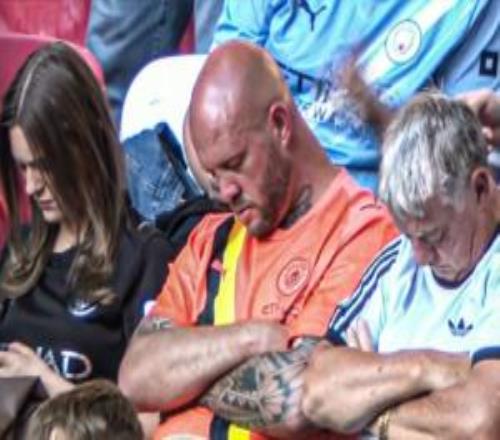 足總杯半決賽，場邊兩名曼城球迷睡得正香呢