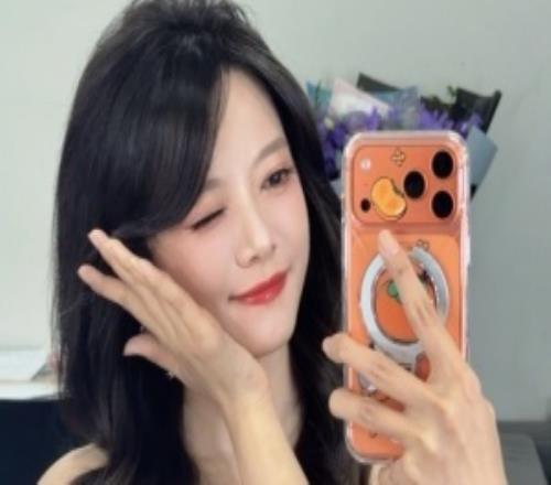 LPL女主持駱歆曬照：對鏡自拍不知道為啥越拍越圓我接受不了