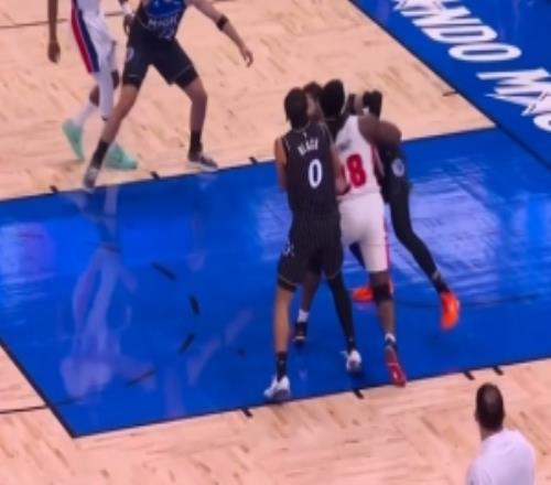 你倆得重點(diǎn)照顧！比塔澤和斯圖爾特兩惡漢互相推搡最終雙方技犯