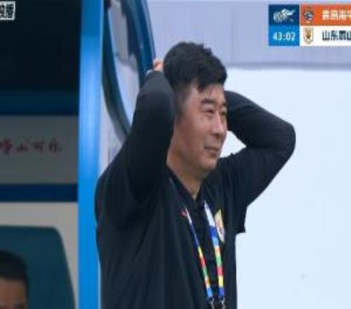 表情包來(lái)了！澤卡近距離射門被撲，韓鵬苦笑+雙手抱頭