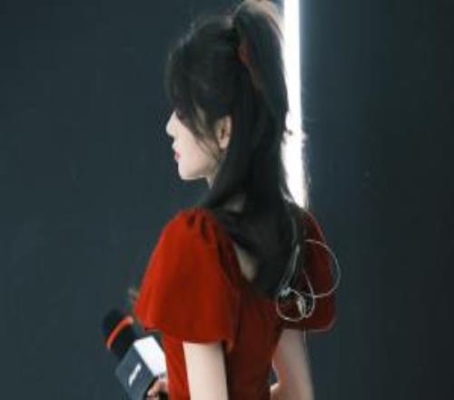 美女主持人駱歆曬出LPL后臺(tái)自拍：喜歡我這款紅絲絨蛋糕么