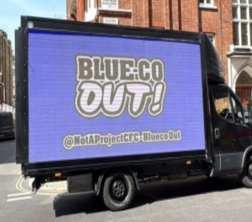 切爾西球迷組織租用數(shù)字廣告車抗議：BlueCoOut！