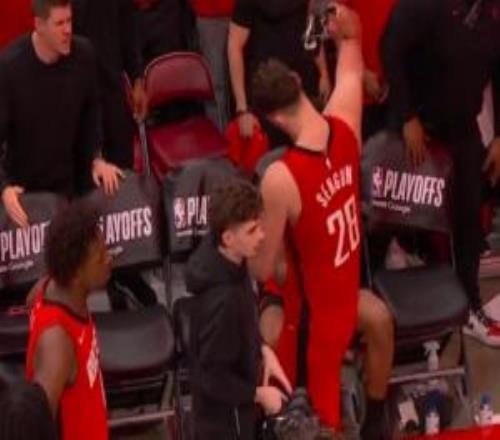 痛失好局氣炸了！申京錯失絕殺后在替補(bǔ)席怒摔毛巾小賈一旁偷瞅