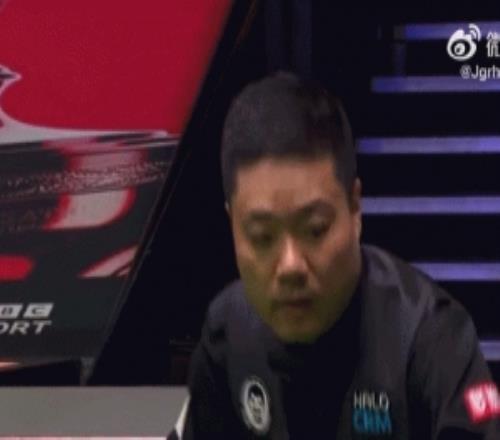 皮一下！丁俊暉第16局雙腳離地試圖爬上球臺(tái)，逗笑全場(chǎng)觀眾