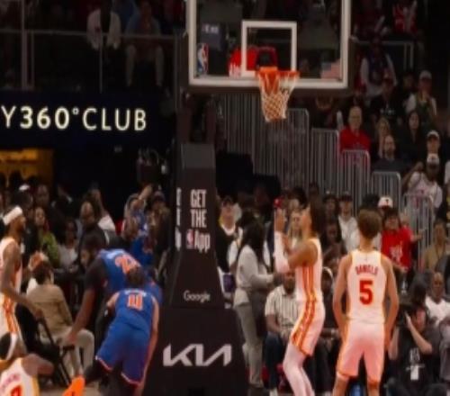 這還不換人！布倫森突破拋投2+1打成后被奧孔武倒地時撞到膝蓋