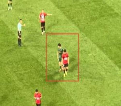 不滿判罰！現(xiàn)場(chǎng)視頻：王鈺棟疑似沖傅明說(shuō)了什么，被出示黃牌