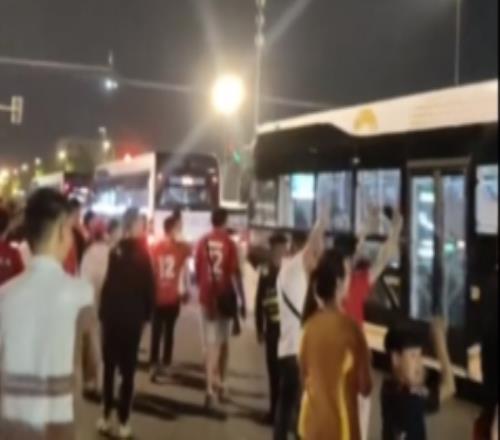 和諧！成都蓉城球迷賽后友好歡送浙江球迷離開