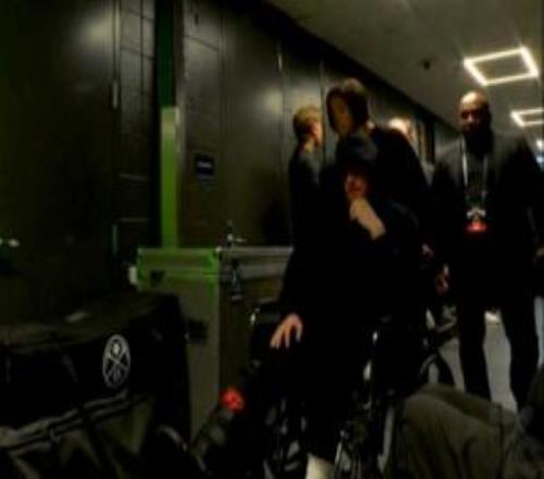 记者称跟腱撕裂！迪文岑佐坐轮椅离开球馆受伤部位已穿上保护靴