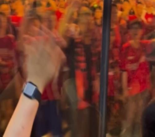 溫馨！賽后成都蓉城球迷列隊歡送浙江球迷