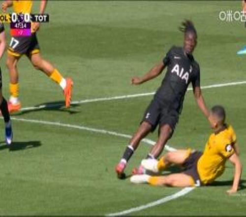 危險動作！狼隊(duì)中場飛鏟連人帶球放翻比蘇馬，吃到黃牌