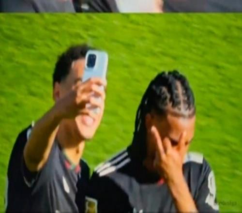 逆轉美因茨賽后穆西亞拉想與奧利塞合影，被后者“豎中指”拒絕