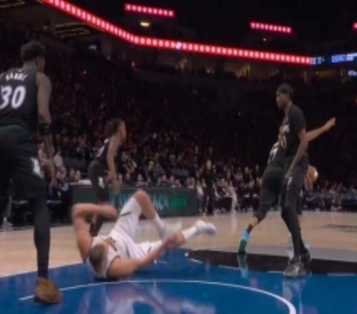 老将有的是力气！约基奇切入被康利直接推翻前者滚了一圈