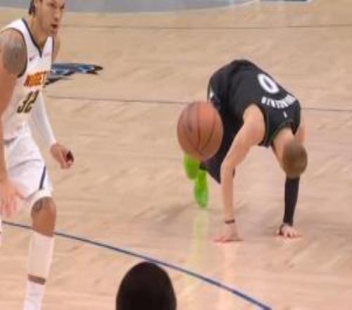 迪文受傷蹬地瞬間：右小腿和杜蘭特此前受傷一樣肌肉抽搐了一下！