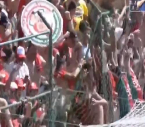 驚險(xiǎn)！巴西地區(qū)聯(lián)賽球員騎上圍欄慶祝，球迷壓垮圍欄