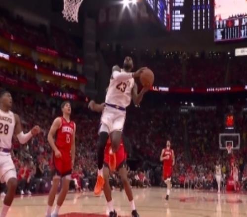 拉都拉不住！詹姆斯反擊造殺傷自己直接沖出場外