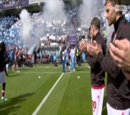 相互尊重！雷克瑟姆賽前列隊，祝賀考文垂奪冠升入英超