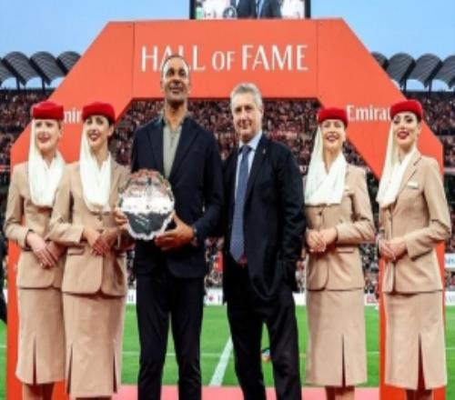 致敬傳奇，米蘭現(xiàn)場(chǎng)為古利特頒發(fā)俱樂(lè)部名人堂獎(jiǎng)項(xiàng)