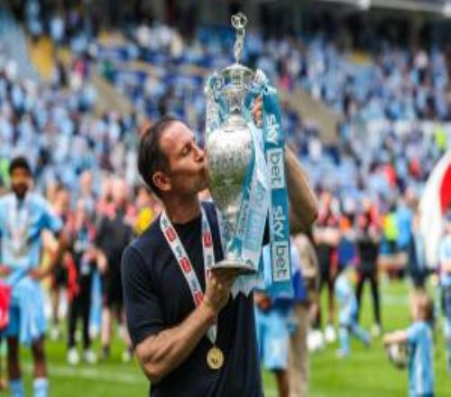 47歲蘭帕德執(zhí)教首冠！考文垂最后一個(gè)主場(chǎng)比賽日捧起英冠獎(jiǎng)杯