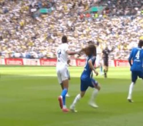 利馬曾扯頭發(fā)染紅！前裁判：勒溫對庫庫的接觸更短，未達(dá)紅牌程度