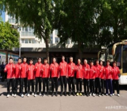 國(guó)乒出征倫敦世乒賽團(tuán)體賽前拍攝全家福，王楚欽、孫穎莎出鏡