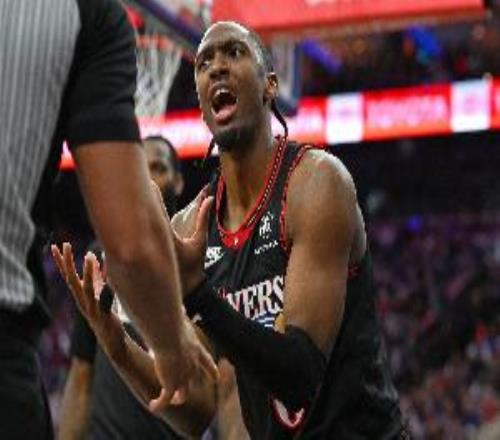 中規(guī)中矩！馬克西14中7拿到22分2板6助1帽上半場僅7分