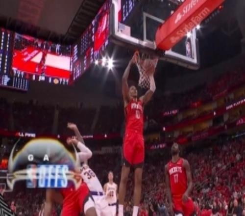 剛哥不滿！奧科吉搶斷反擊回傳小史密斯輕松扣籃得分