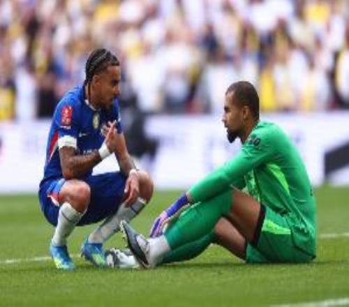 郵報：恩佐賽中想與麥克法蘭溝通，讓桑切斯裝受傷引發(fā)利茲聯(lián)不滿