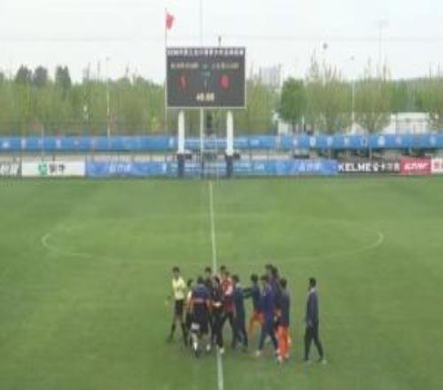 貼臉輸出！泰山U20主帥崔鵬不滿判罰，怒噴“S“、“CM”被罰下