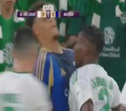 亞冠決賽賽場上的齊達內時刻，不同的是頂人的一方最終捧起冠軍