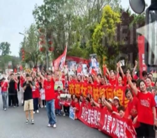 載譽歸鄉(xiāng)！四川女籃帶著獎杯回到主場自貢市富順縣受到熱烈歡迎