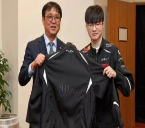 韓國文體觀光部部長：非常榮幸Faker特意為我準(zhǔn)備了親筆簽名隊(duì)服