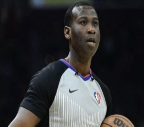 又是你！驱逐艾顿裁判为詹姆斯威廉姆斯曾误吹布克技犯&被狂喷