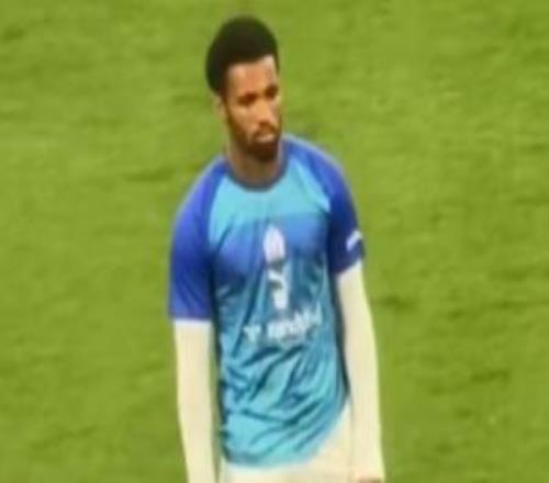 大變樣！19歲恩瓦內(nèi)里蓄起胡子，賽前熱身時顯得有些心不在焉