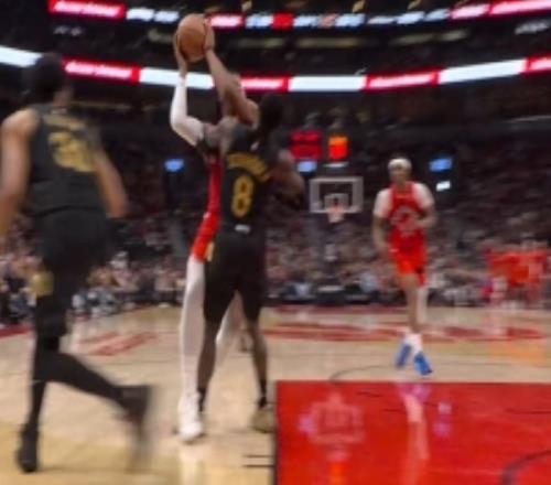 失去信任英格拉姆要球博伊爾斯沒(méi)給后者出現(xiàn)進(jìn)攻犯規(guī)