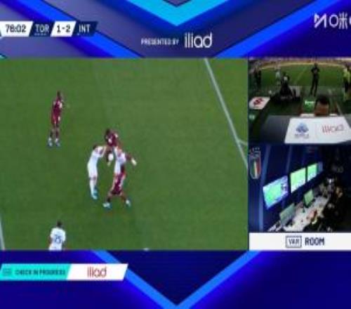 形势突变！VAR介入判罚奥古斯托禁区内手球，弗拉西奇点射扳平