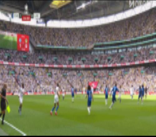 库库雷利亚捂头发倒地，蓝军球员投诉勒温扯头发，裁判判罚未犯规