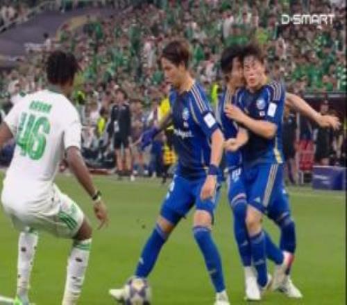 這是什么操作町田澤維亞短角球“自殺”配合，2人相撞3人倒地